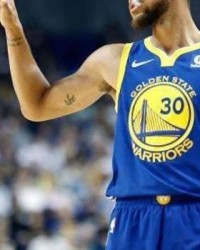  库里单场命中九记三分，勇士客场力克太阳保留争冠希望