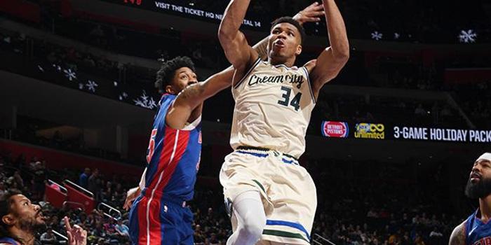  雄鹿豪取十连胜锁定东部第一宝座